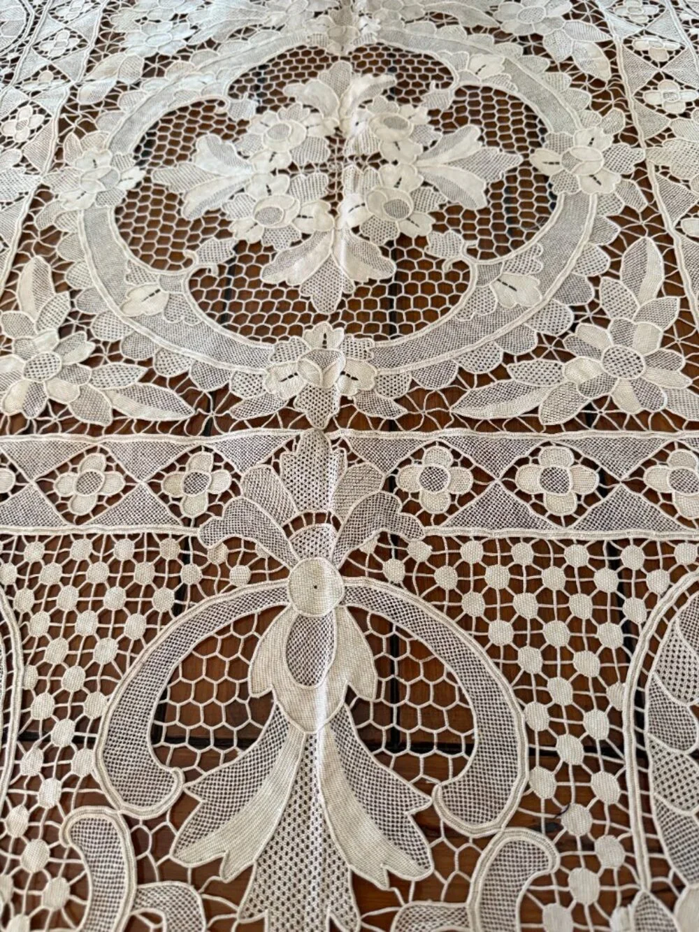 Vintage Guipure Lace Tablecloth – Ivory Cotton, Excellent condition!
